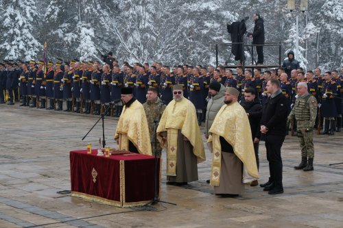 Decorarea drapelelor de luptă ale unor unități ale Armatei Române Poza 284696