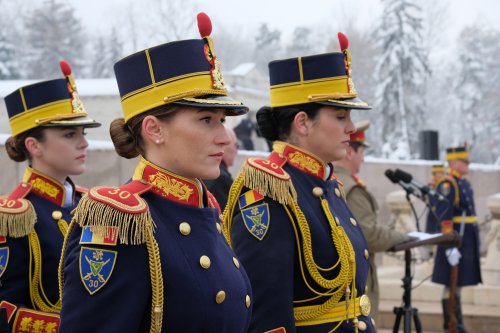 Decorarea drapelelor de luptă ale unor unități ale Armatei Române Poza 284697