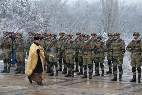 Decorarea drapelelor de luptă ale unor unități ale Armatei Române Poza 284699