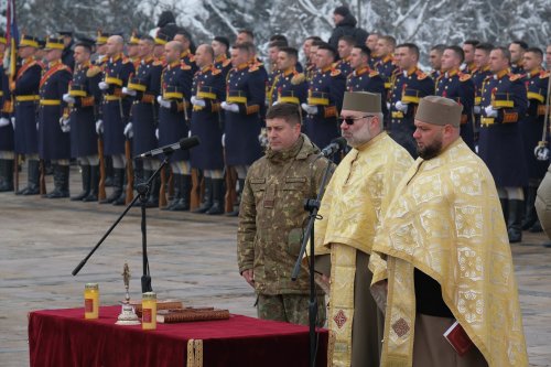 Decorarea drapelelor de luptă ale unor unități ale Armatei Române Poza 284700
