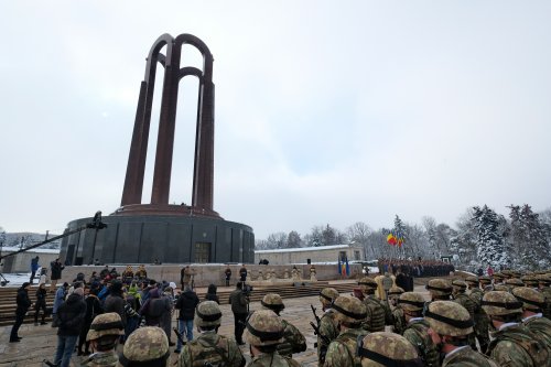 Decorarea drapelelor de luptă ale unor unități ale Armatei Române Poza 284702