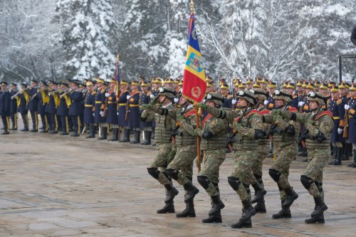 Decorarea drapelelor de luptă ale unor unități ale Armatei Române Poza 284703