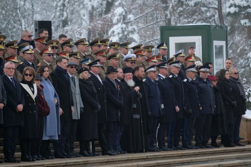 Decorarea drapelelor de luptă ale unor unități ale Armatei Române Poza 284705