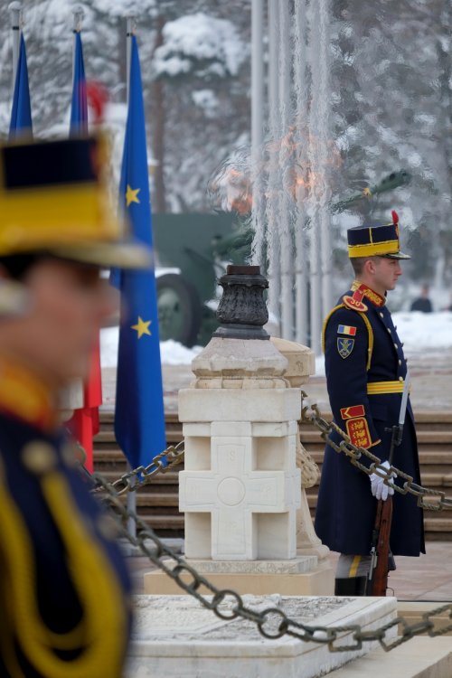 Decorarea drapelelor de luptă ale unor unități ale Armatei Române Poza 284706