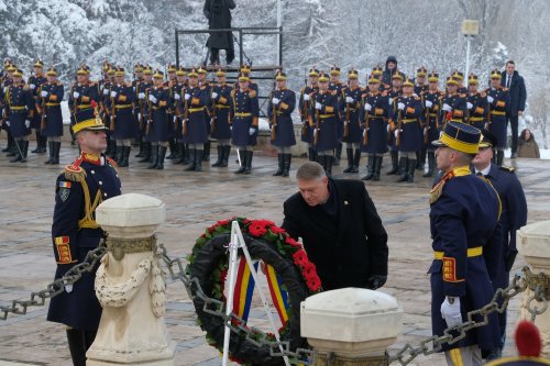 Decorarea drapelelor de luptă ale unor unități ale Armatei Române Poza 284708