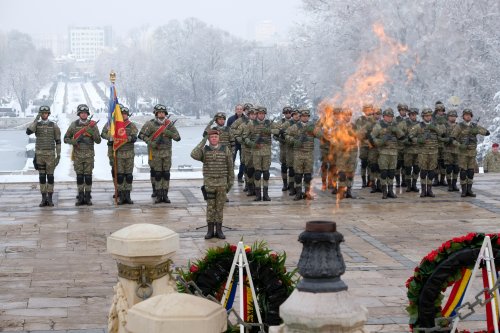 Decorarea drapelelor de luptă ale unor unități ale Armatei Române Poza 284710