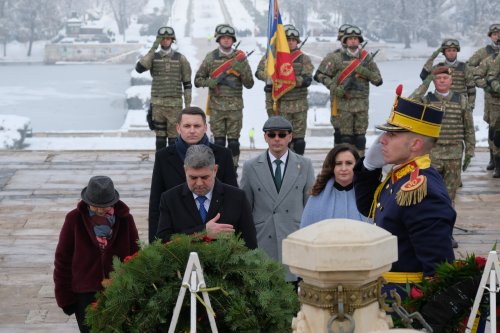 Decorarea drapelelor de luptă ale unor unități ale Armatei Române Poza 284711