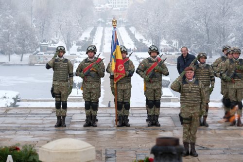 Decorarea drapelelor de luptă ale unor unități ale Armatei Române Poza 284712