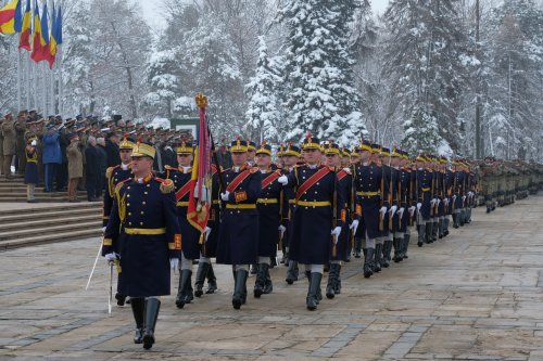 Decorarea drapelelor de luptă ale unor unități ale Armatei Române Poza 284714