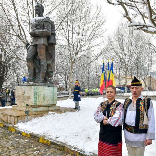 Hora Unirii la statuia domnitorului Alexandru Ioan Cuza din București Poza 284664