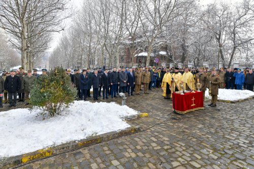 Hora Unirii la statuia domnitorului Alexandru Ioan Cuza din București Poza 284667