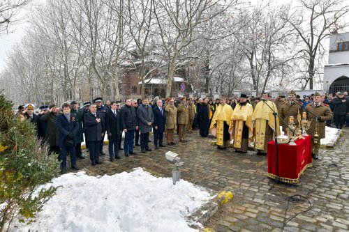 Hora Unirii la statuia domnitorului Alexandru Ioan Cuza din București Poza 284671