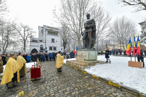 Hora Unirii la statuia domnitorului Alexandru Ioan Cuza din București Poza 284674