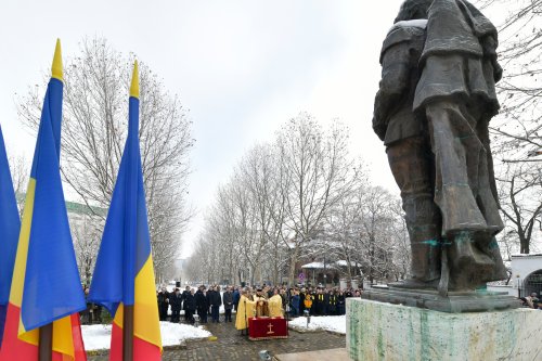 Hora Unirii la statuia domnitorului Alexandru Ioan Cuza din București Poza 284678