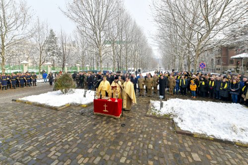 Hora Unirii la statuia domnitorului Alexandru Ioan Cuza din București Poza 284680
