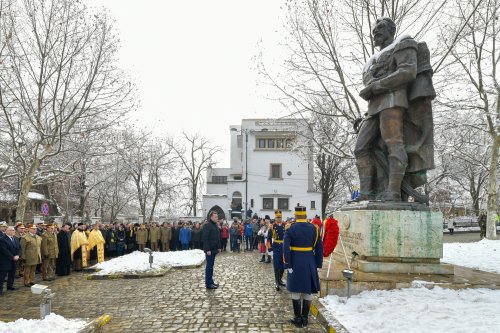 Hora Unirii la statuia domnitorului Alexandru Ioan Cuza din București Poza 284684