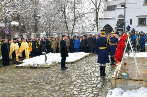 Hora Unirii la statuia domnitorului Alexandru Ioan Cuza din București Poza 284685