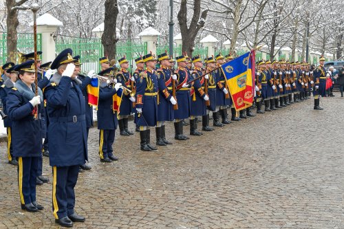 Hora Unirii la statuia domnitorului Alexandru Ioan Cuza din București Poza 284689