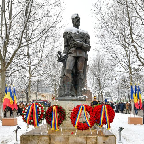 Hora Unirii la statuia domnitorului Alexandru Ioan Cuza din București Poza 284692