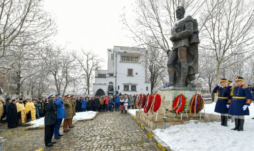 Hora Unirii la statuia domnitorului Alexandru Ioan Cuza din București Poza 284715