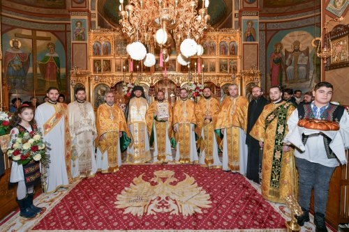 Raclă nouă pentru moaștele Sfântului Grigorie Teologul la o parohie din Capitală Poza 284785