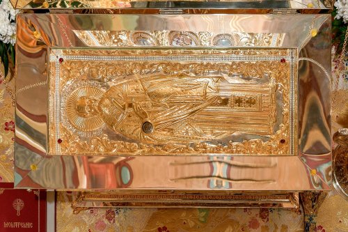 Raclă nouă pentru moaștele Sfântului Grigorie Teologul la o parohie din Capitală Poza 284786