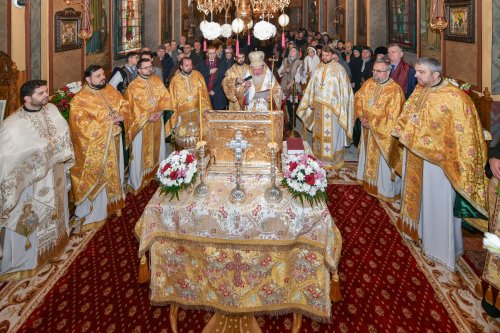 Raclă nouă pentru moaștele Sfântului Grigorie Teologul la o parohie din Capitală