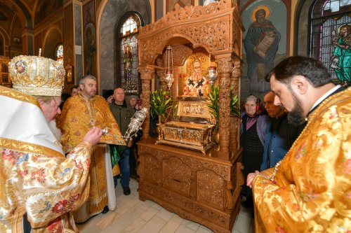 Raclă nouă pentru moaștele Sfântului Grigorie Teologul la o parohie din Capitală Poza 284798