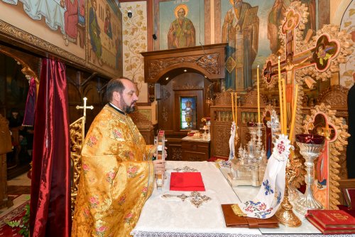 Raclă nouă pentru moaștele Sfântului Grigorie Teologul la o parohie din Capitală Poza 284799