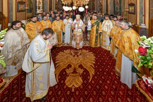 Raclă nouă pentru moaștele Sfântului Grigorie Teologul la o parohie din Capitală Poza 284800