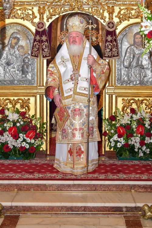 Raclă nouă pentru moaștele Sfântului Grigorie Teologul la o parohie din Capitală Poza 284804