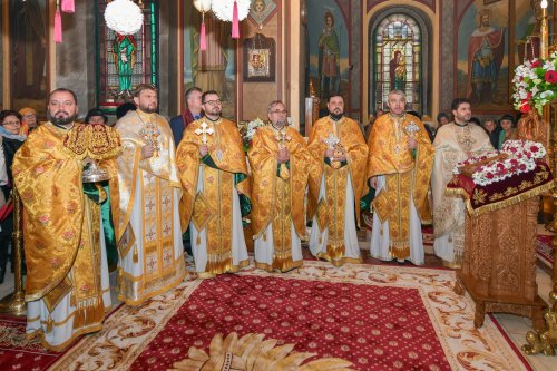 Raclă nouă pentru moaștele Sfântului Grigorie Teologul la o parohie din Capitală Poza 284810
