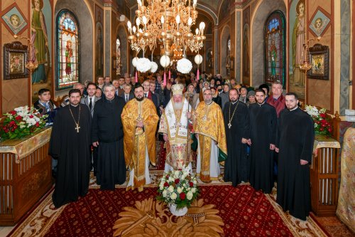 Raclă nouă pentru moaștele Sfântului Grigorie Teologul la o parohie din Capitală Poza 284814