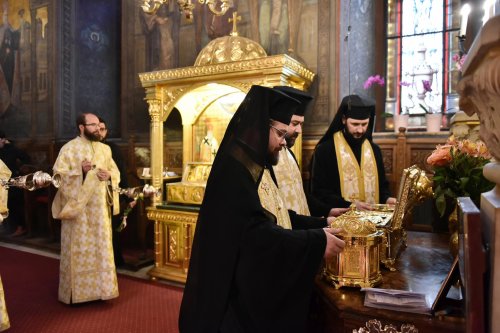 Sfinții Trei Ierarhi, prezenți în Catedrala Patriarhală prin cinstitele lor moaște Poza 285031