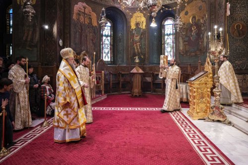 Sfinții Trei Ierarhi cinstiți la Catedrala Patriarhală din București Poza 285095