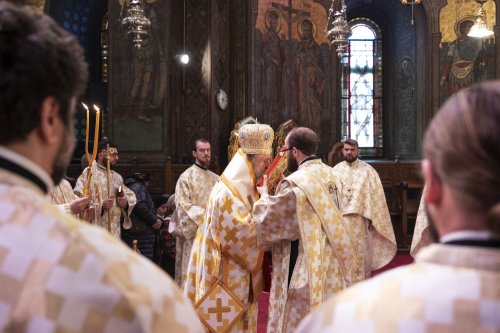Sfinții Trei Ierarhi cinstiți la Catedrala Patriarhală din București Poza 285096