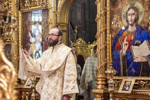 Sfinții Trei Ierarhi cinstiți la Catedrala Patriarhală din București Poza 285099