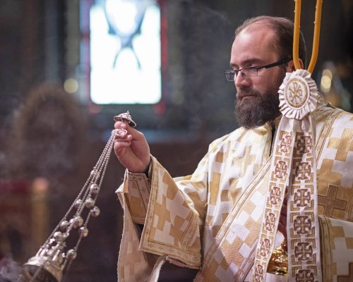 Sfinții Trei Ierarhi cinstiți la Catedrala Patriarhală din București Poza 285103