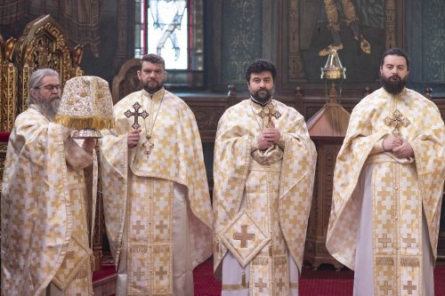 Sfinții Trei Ierarhi cinstiți la Catedrala Patriarhală din București Poza 285107