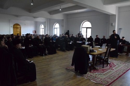 Pregătirea clericilor din Eparhia Iașilor pentru concursul național catehetic  Poza 285363