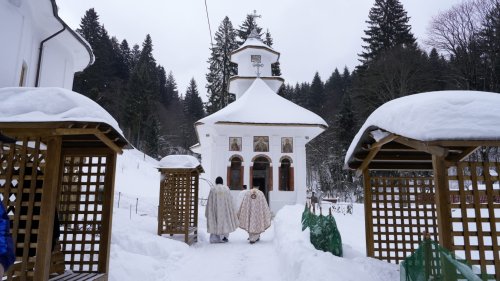 Liturghie arhierească în biserica veche a Mănăstirii Predeal Poza 285539