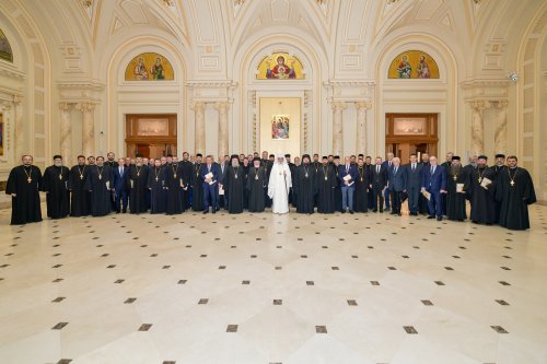 Membrii Adunării eparhiale a Arhiepiscopiei Bucureștilor reuniți în ședință anuală de lucru Poza 285964