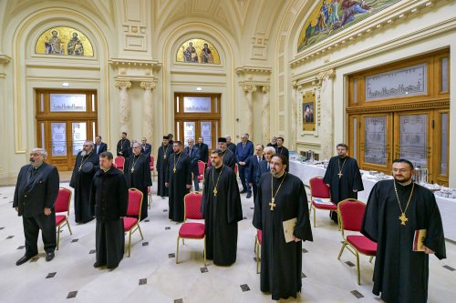Membrii Adunării eparhiale a Arhiepiscopiei Bucureștilor reuniți în ședință anuală de lucru Poza 285966