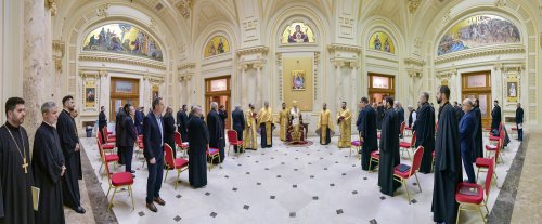 Membrii Adunării eparhiale a Arhiepiscopiei Bucureștilor reuniți în ședință anuală de lucru Poza 285970
