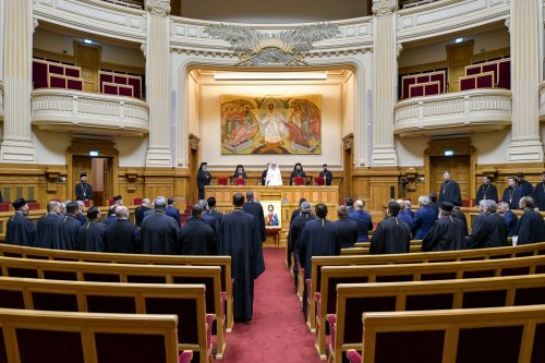 Membrii Adunării eparhiale a Arhiepiscopiei Bucureștilor reuniți în ședință anuală de lucru Poza 285971