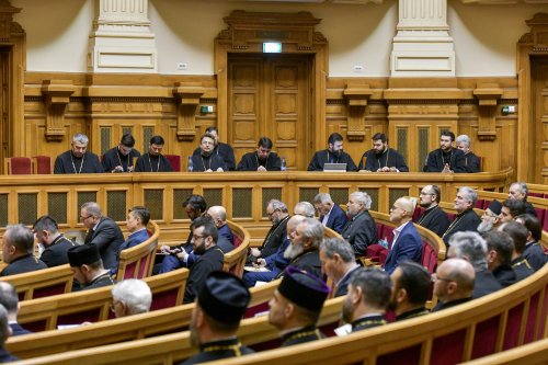 Membrii Adunării eparhiale a Arhiepiscopiei Bucureștilor reuniți în ședință anuală de lucru Poza 285973