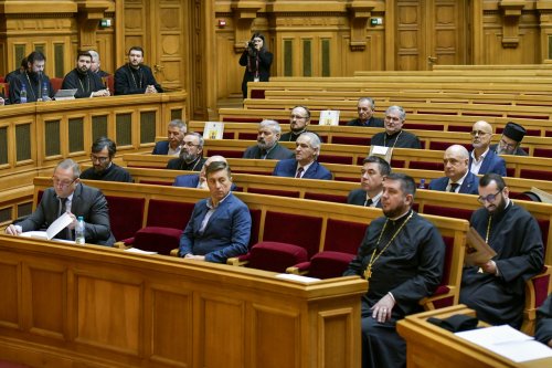Membrii Adunării eparhiale a Arhiepiscopiei Bucureștilor reuniți în ședință anuală de lucru Poza 285975