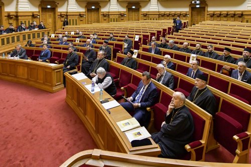 Membrii Adunării eparhiale a Arhiepiscopiei Bucureștilor reuniți în ședință anuală de lucru Poza 285977