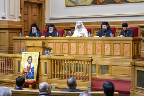 Membrii Adunării eparhiale a Arhiepiscopiei Bucureștilor reuniți în ședință anuală de lucru Poza 285982