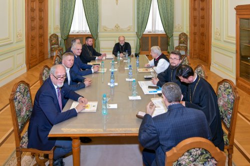 Membrii Adunării eparhiale a Arhiepiscopiei Bucureștilor reuniți în ședință anuală de lucru Poza 285984